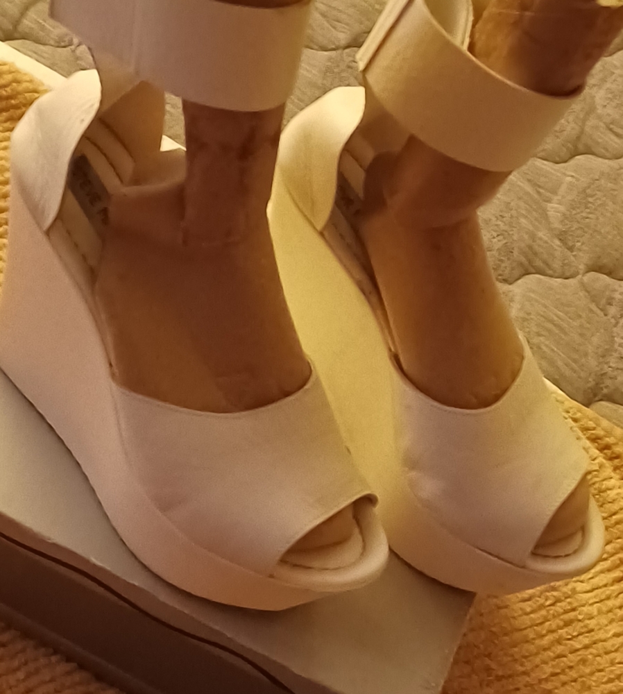 BEAUTIFUL ALL WHITE PLATFORM WEDGES WITH THE ELASTIC VELCRO ANKLE STRAP! size 10